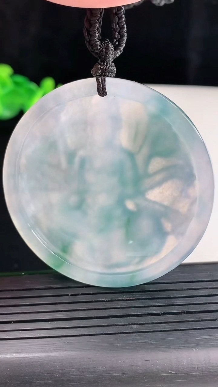 天然A货翡翠种紫罗兰 飘花千手观音菩萨吊坠，尺寸53.8-6重量:39.44g
4月28日