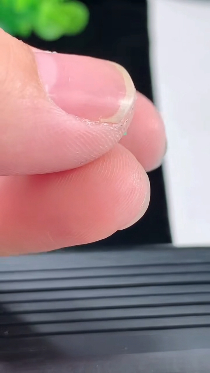 天然A货翡翠马鞍镶嵌件，尺寸17.6-6.5-2.8重量:0.89g
4月28日