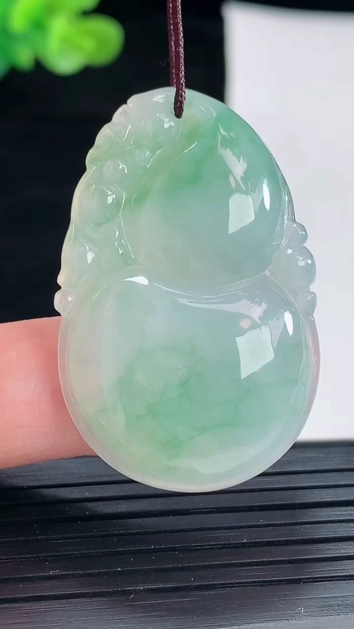 天然A货翡翠葫芦吊坠，尺寸41-26-6重量:10.96g
4月28日