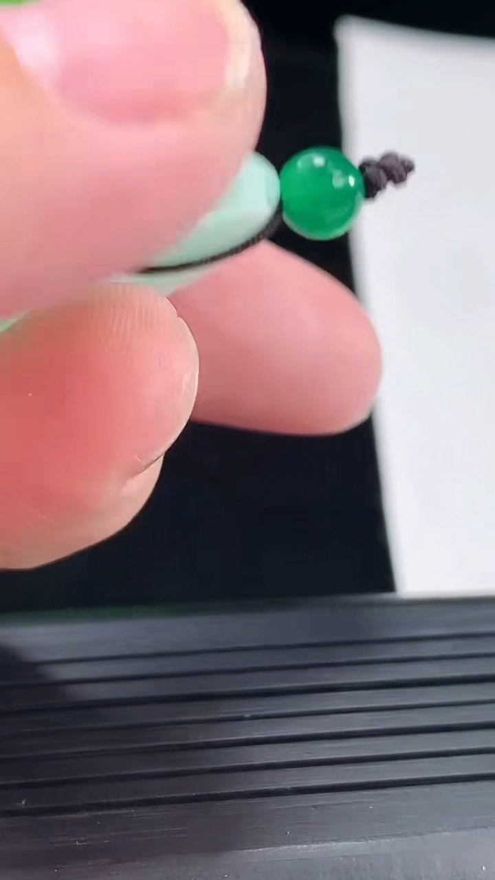 天然A货翡翠平安扣吊坠，尺寸28.6-5重量:8.99g
4月28日