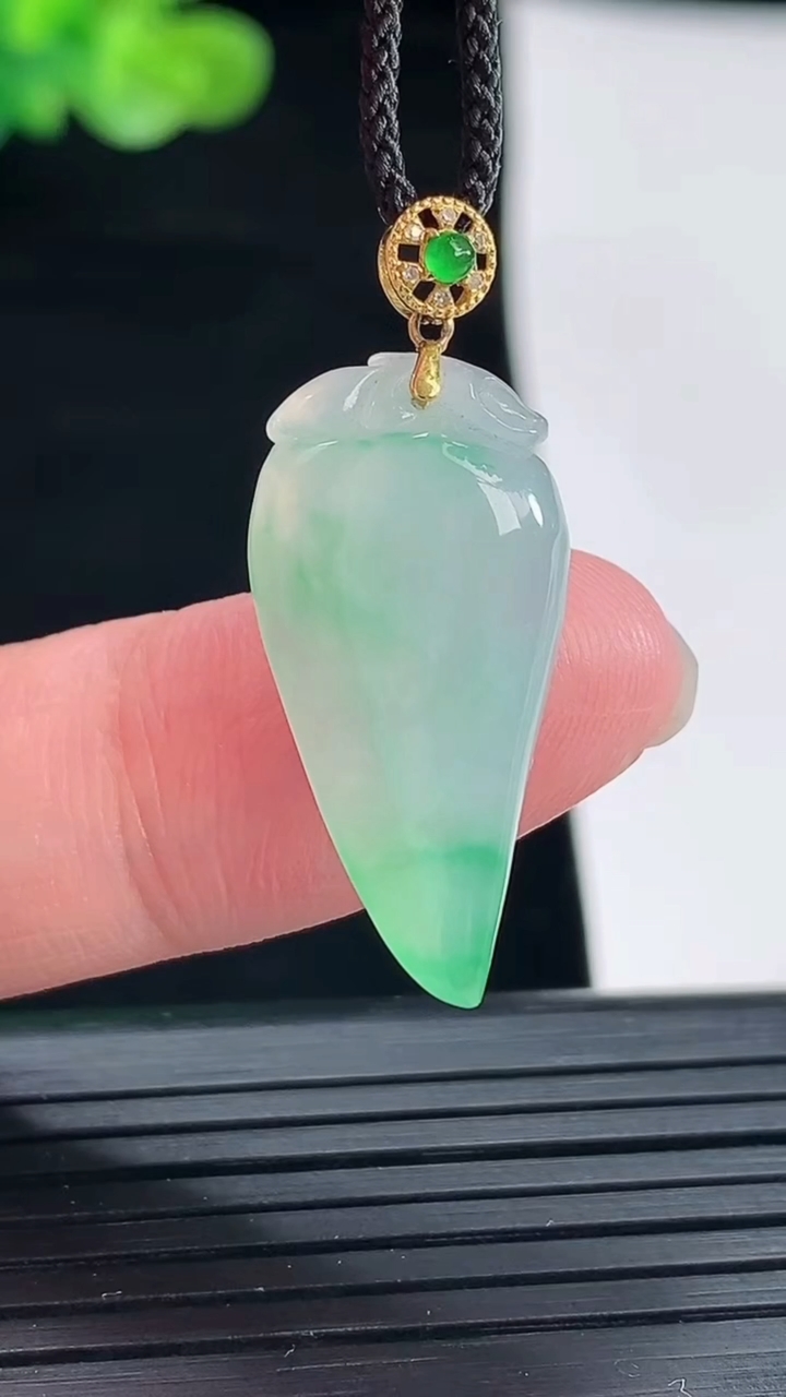 天然A货翡翠福瓜吊坠，尺寸25.6-13-5.5重量:2.98g
4月28日