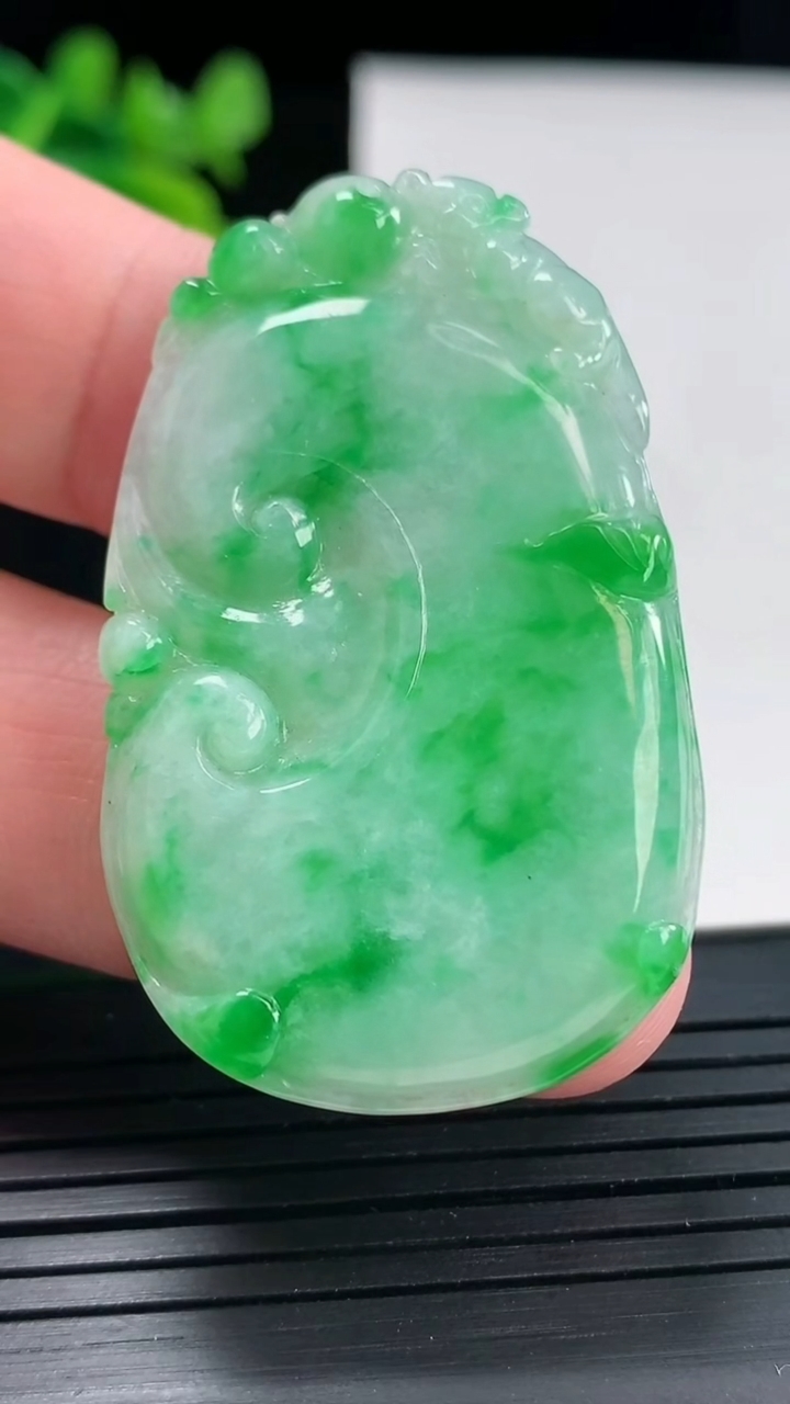 天然A货翡翠如意吊坠，尺寸47.5-29-4.2重量:12.17g
4月28日