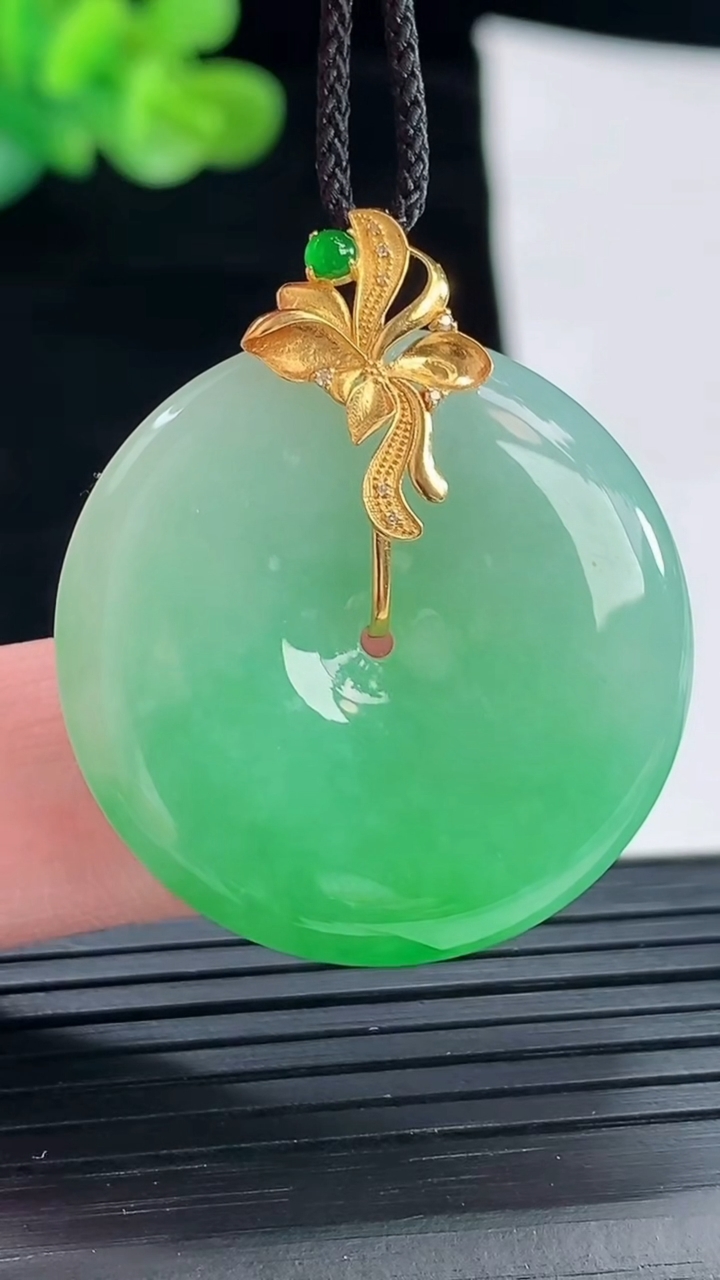 天然A货翡翠平安扣吊坠，尺寸30.5-5.6重量:11.54g
4月28日