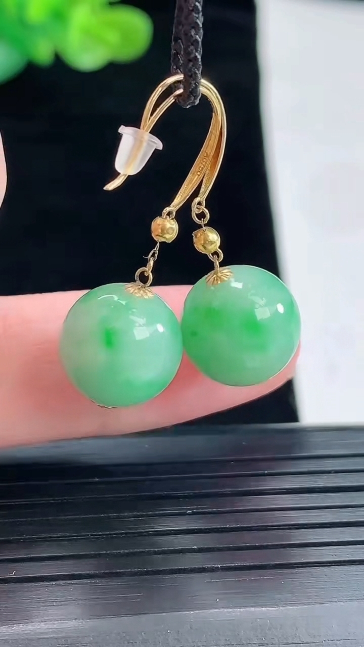天然A货翡翠圆珠耳坠，尺寸12重量:5.99g4月28日
工厂直销收藏佳品,种好水足，色泽均匀，有种有色，上手高大气！