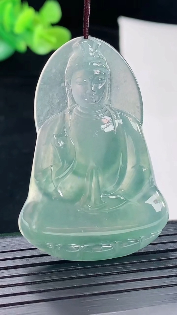 天然A货翡翠冰种蓝色素衣观音吊坠，尺寸49.5-34-5.5重量:15.38g
4月28日