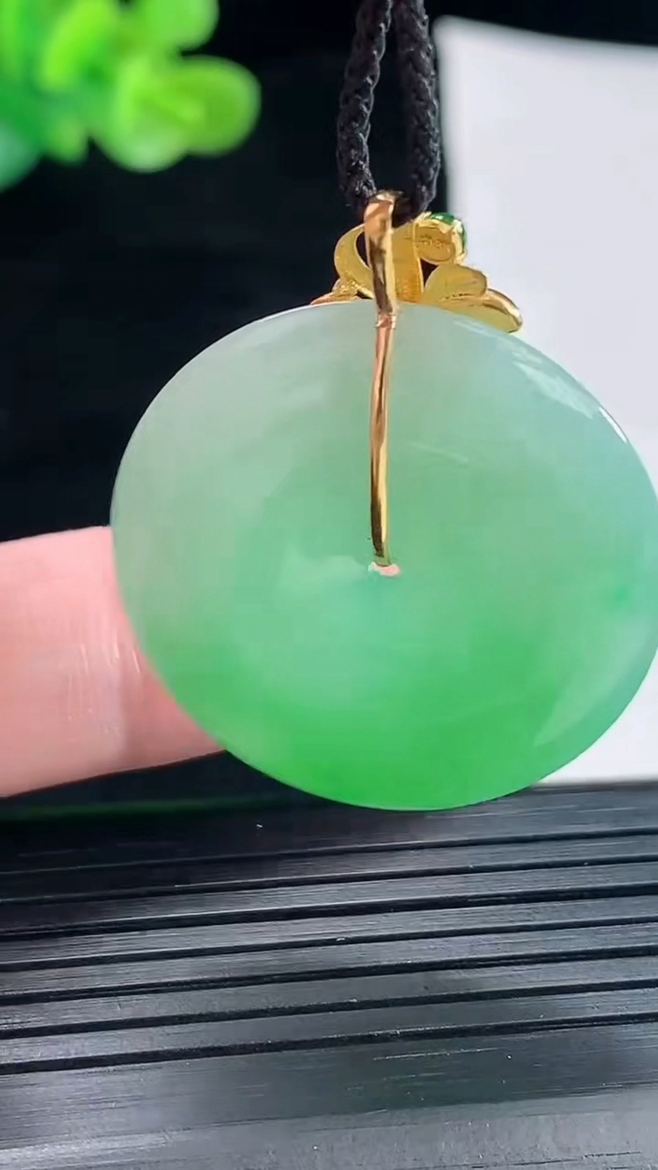 天然A货翡翠平安扣吊坠，尺寸30.5-5.6重量:11.54g
4月28日