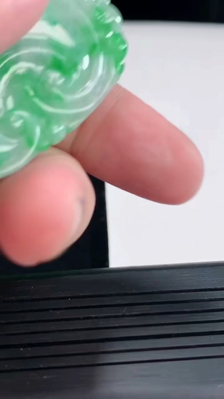 天然A货翡翠如意吊坠，尺寸47.5-29-4.2重量:12.17g
4月28日