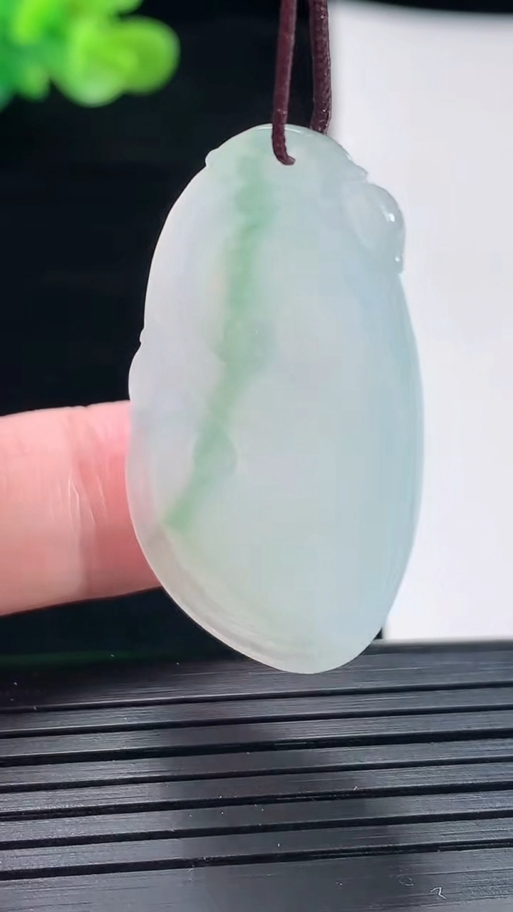 天然A货翡翠如意吊坠，尺寸39-24-6重量:10.33g
4月28日