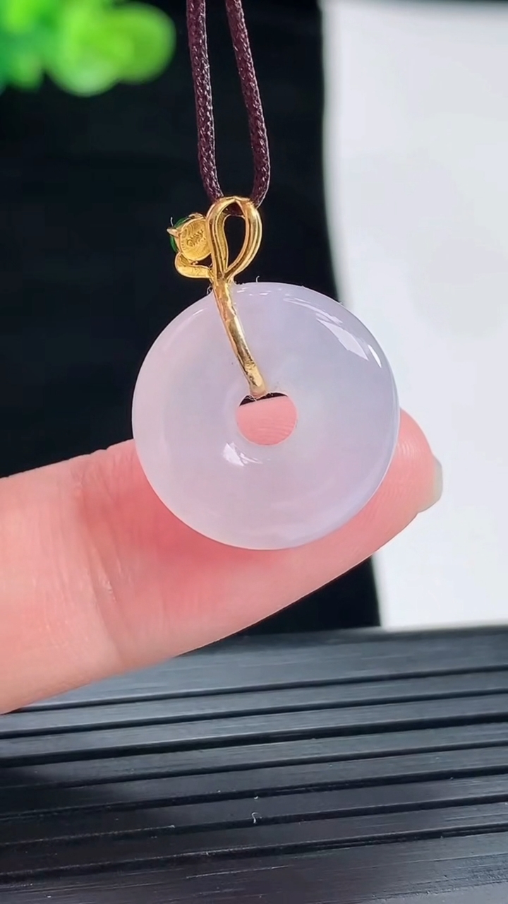 天然A货翡翠18k金紫罗兰平安环吊坠，尺寸16.6-4.6重量:2.80g
4月28日