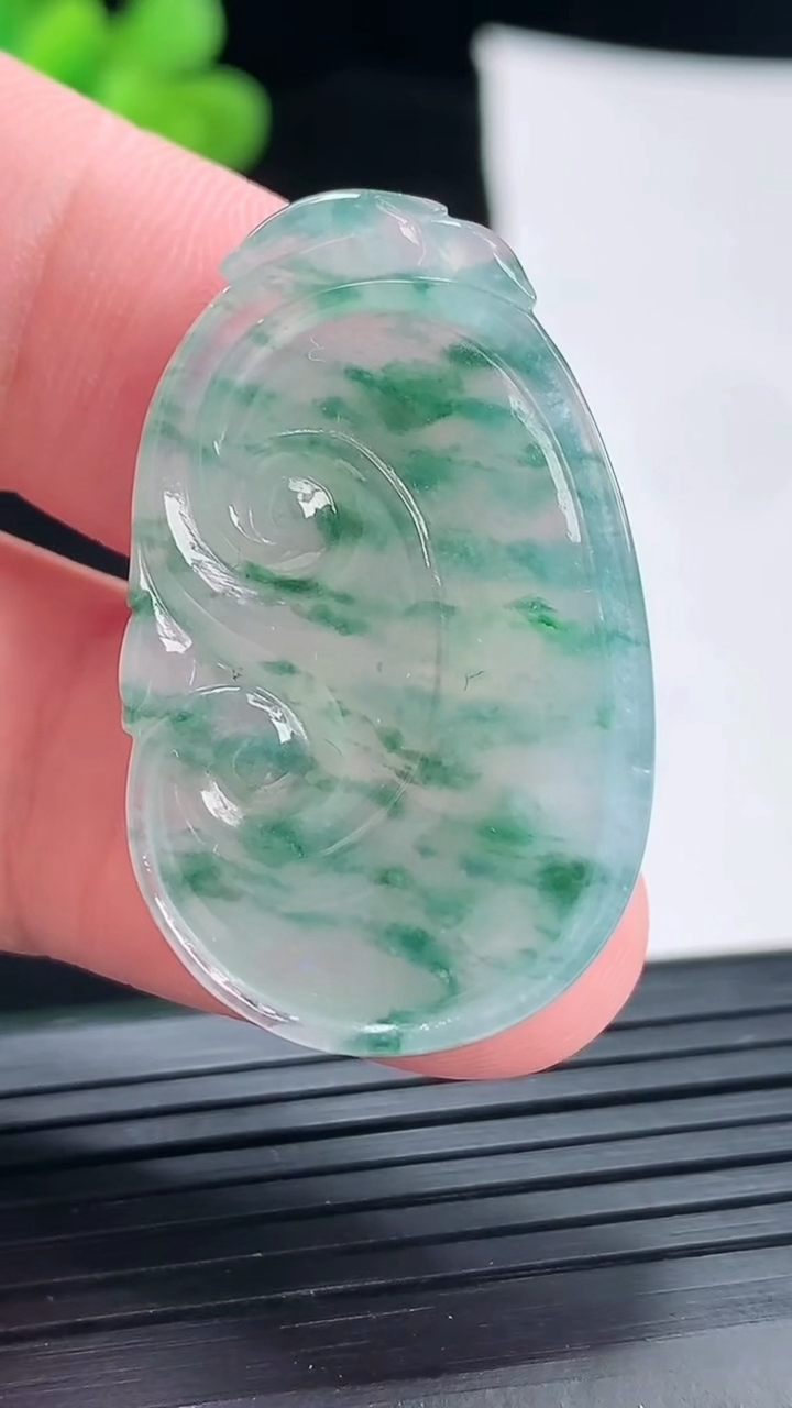 天然A货翡翠飘花如意吊坠，尺寸35-22-5.5重量:7.62g
4月28日