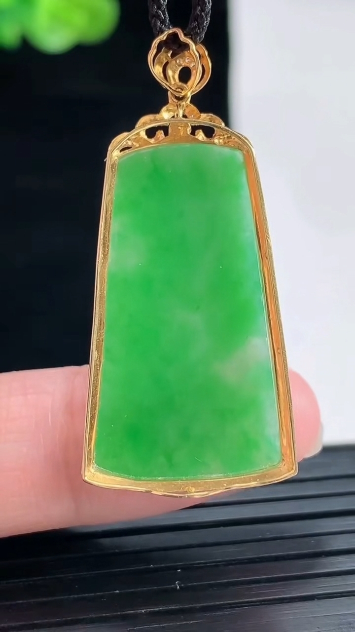 天然A货翡翠无事牌吊坠，尺寸39.6-18-4.6，裸石29-17重量:3.79g
4月28日