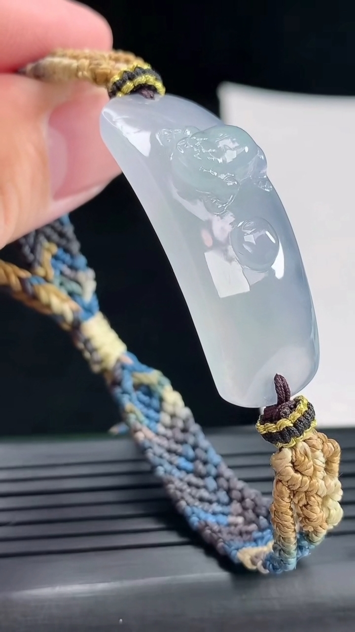 天然A货翡翠冰种飘花呱呱来财玉手牌，尺寸37-14.5-8.5重量:10.00g
4月28日