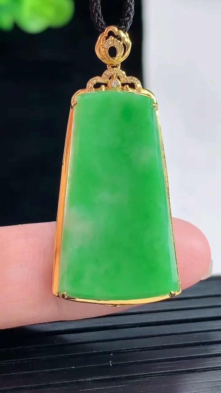 天然A货翡翠无事牌吊坠，尺寸39.6-18-4.6，裸石29-17重量:3.79g
4月28日