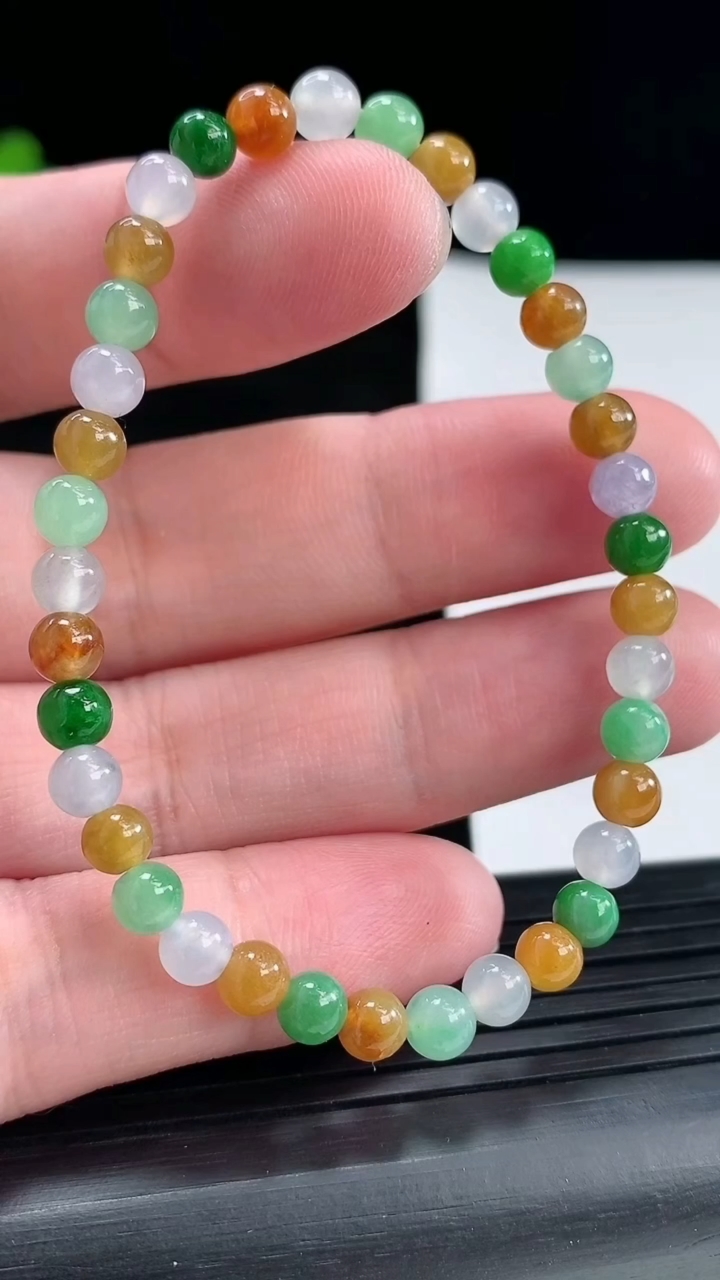 天然A货翡翠四彩圆珠手串，尺寸5-36颗重量:7.42g4月28日
工厂直销收藏佳品,种好水足，色泽