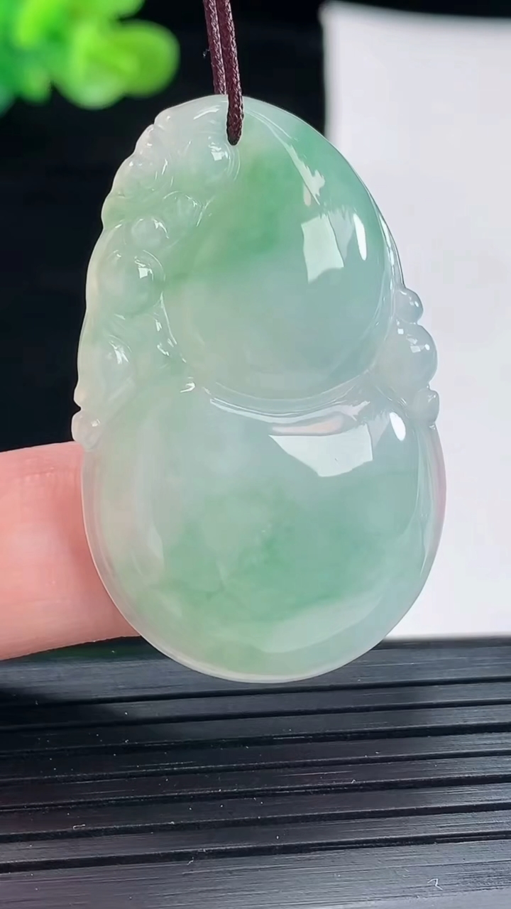 天然A货翡翠葫芦吊坠，尺寸41-26-6重量:10.96g
4月28日