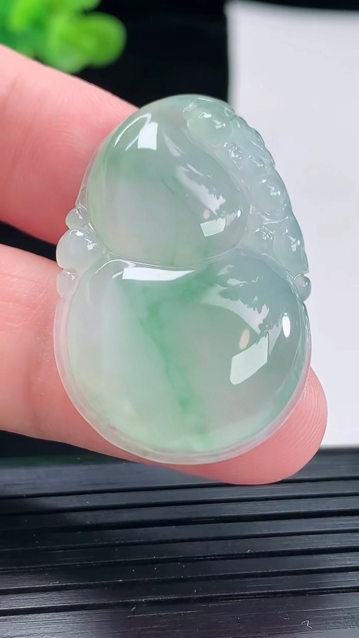 天然A货翡翠葫芦吊坠，尺寸38-24.5-5.5重量:8.79g
4月28日