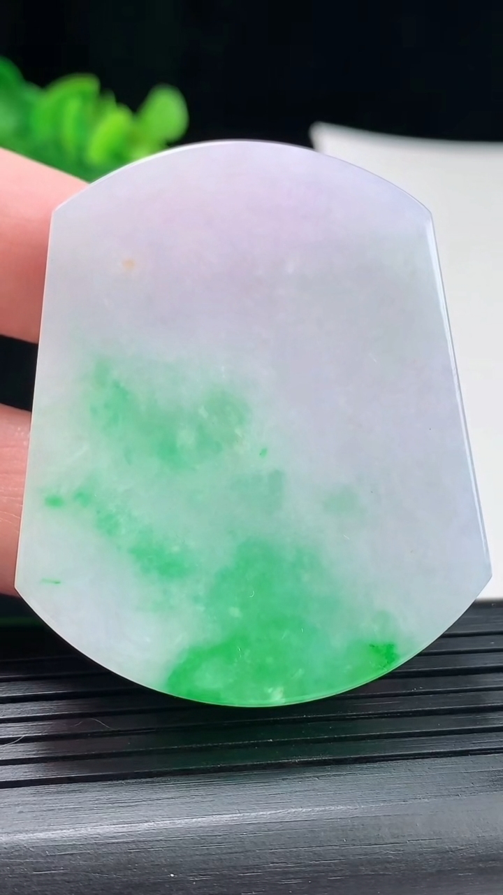 天然A货翡翠无事牌吊坠，尺寸54-44-6重量:39.92g
4月28日