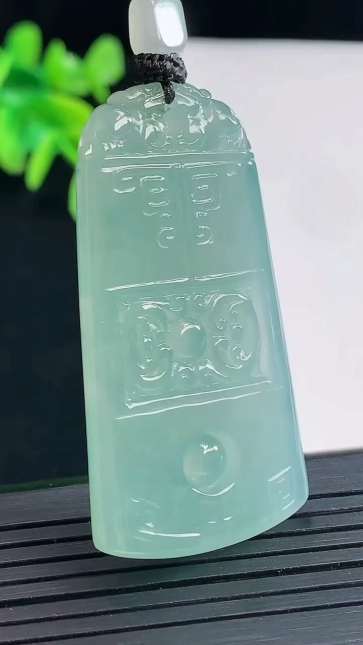 天然A货翡翠仿古无事牌吊坠，尺寸48-25.5-5.2重量:19.56g
4月28日