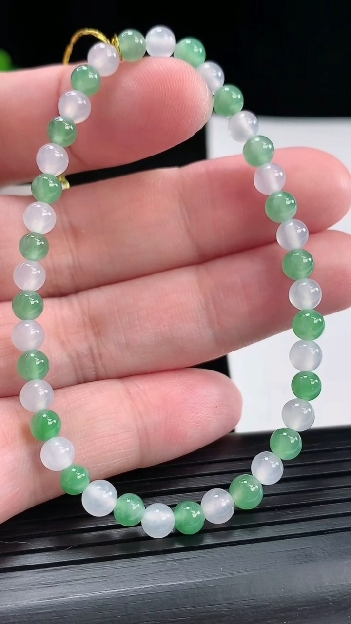 天然A货翡翠圆珠手串，尺寸5-40颗重量:7.02g4月28日
工厂直销收藏佳品,种好水足，色泽均匀