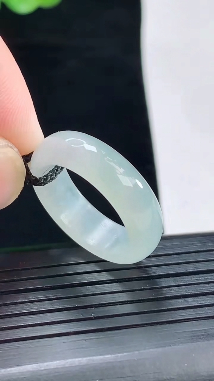 天然A货翡翠玉指环 戒指，尺寸18.6-6.2-3.2重量:4.00g2026年4月28日
工厂直销收藏佳品,种好水足，色泽均匀，有种有色，上手高大气！