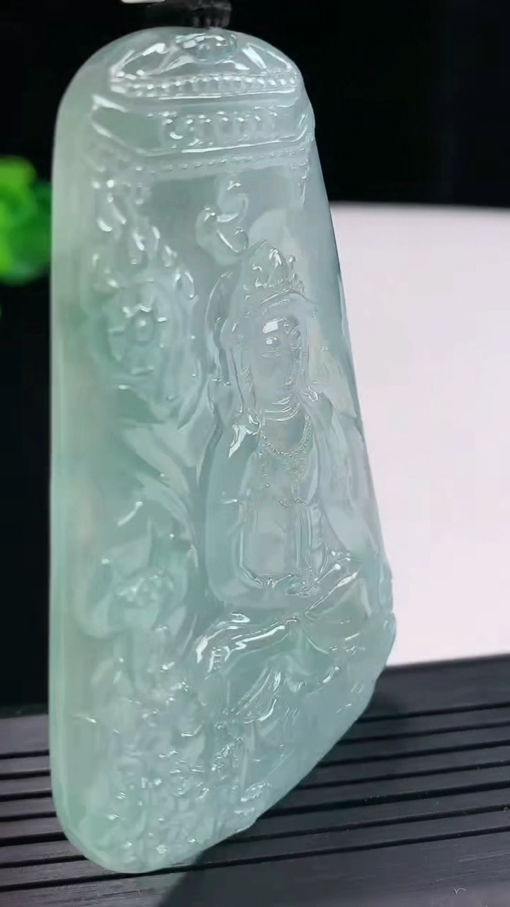 天然A货翡翠文殊菩萨吊坠，尺寸72-45.6-5重量:40.43g
4月28日