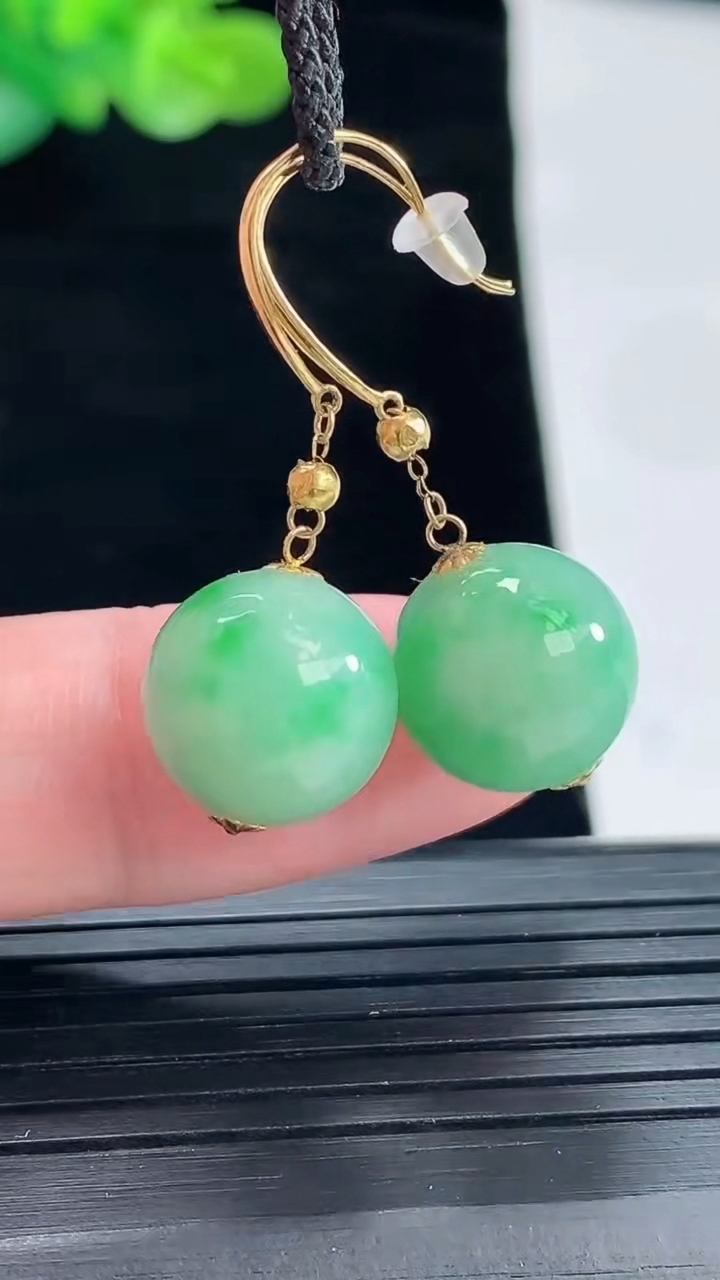 天然A货翡翠圆珠耳坠，尺寸12重量:5.99g4月28日
工厂直销收藏佳品,种好水足，色泽均匀，有种有色，上手高大气！