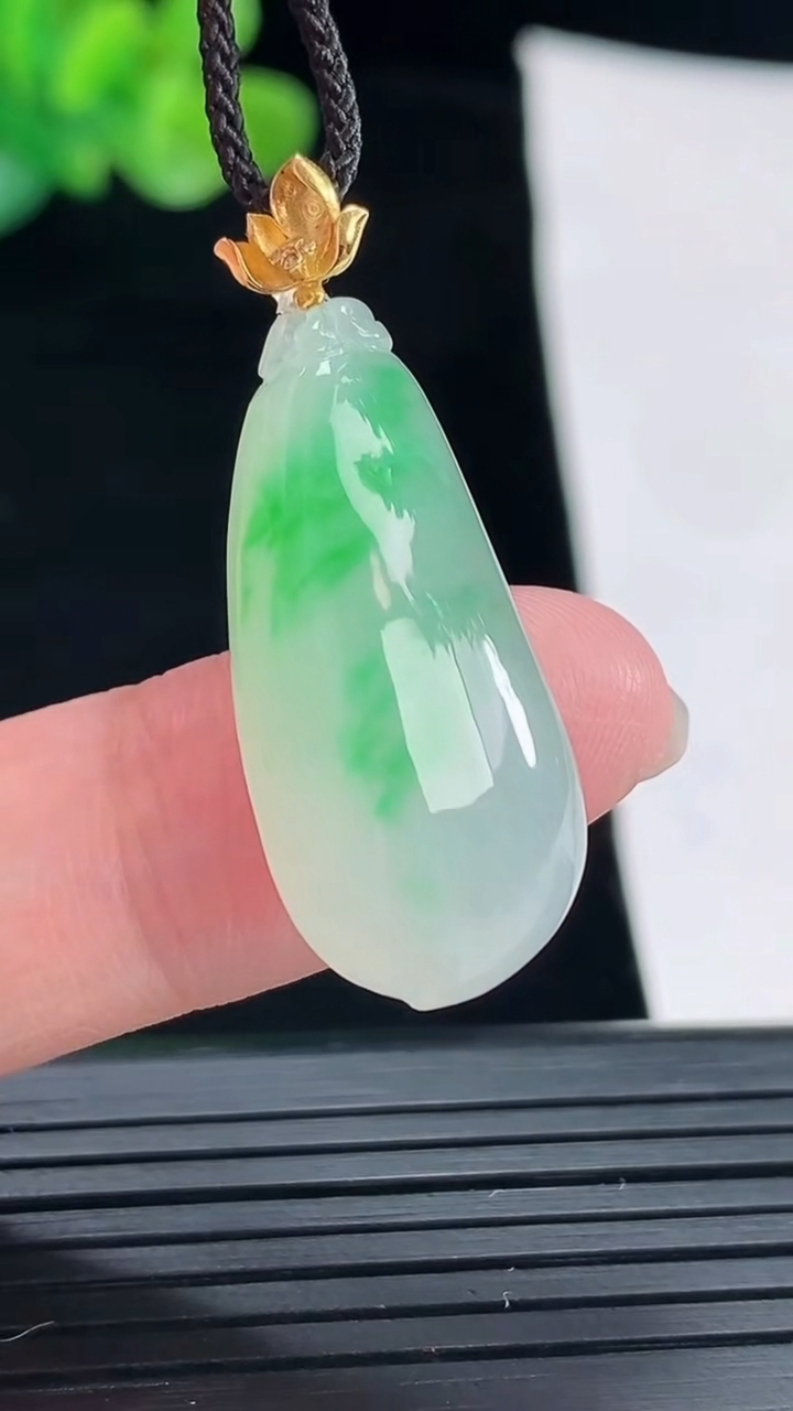 天然A货翡翠福瓜吊坠，尺寸28.5-13-8.5重量:5.68g
4月28日