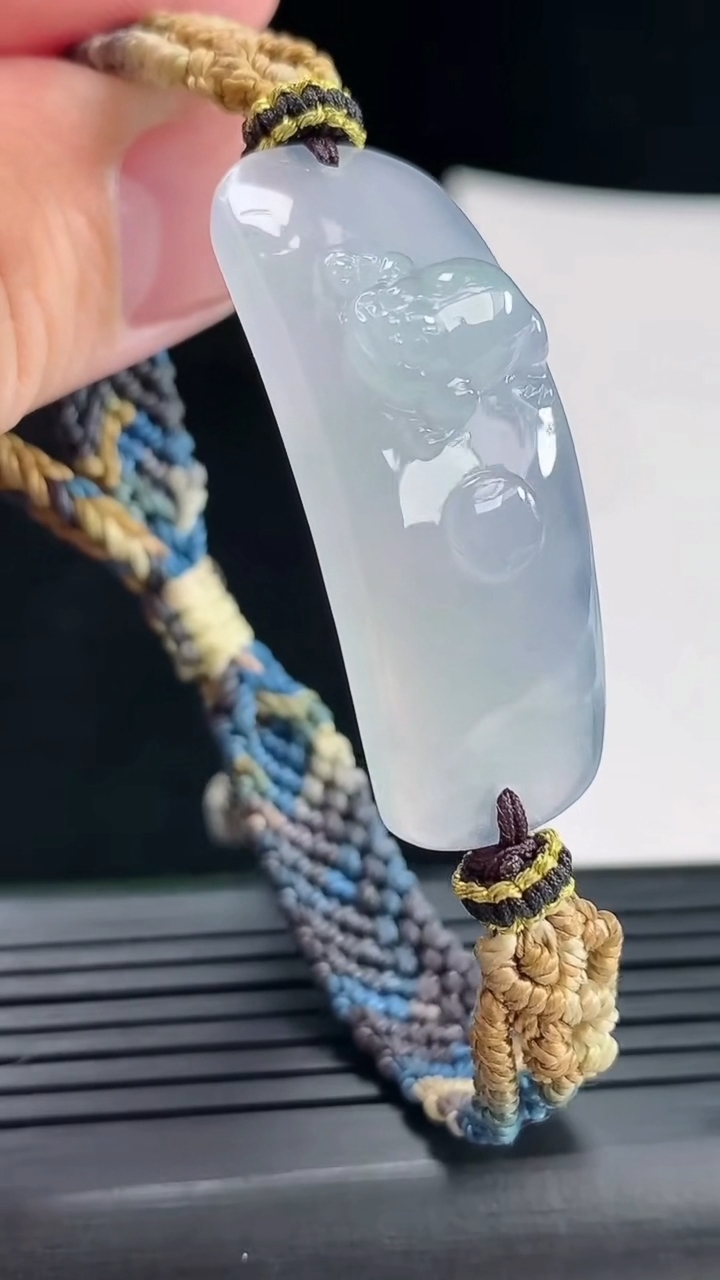 天然A货翡翠冰种飘花呱呱来财玉手牌，尺寸37-14.5-8.5重量:10.00g
4月28日