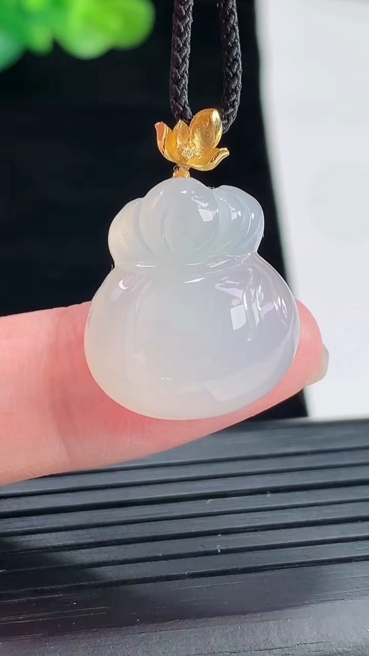 天然A货翡翠种白冰福袋吊坠，尺寸20-18-9重量:6.01g
4月28日
