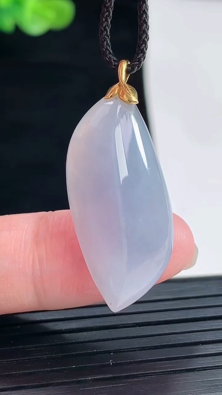 天然A货翡翠18k金紫罗兰随形吊坠，尺寸29.5-14-8重量:4.99g
4月28日