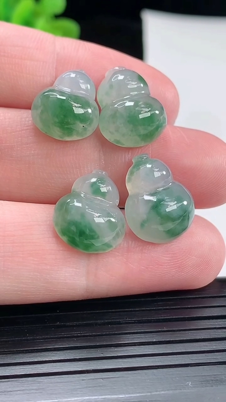 天然A货翡翠飘花葫芦吊坠一手，尺寸16.2-12-6.6重量:8.43g
4月28日