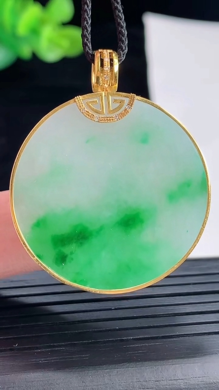 天然A货翡翠无事牌吊坠，尺寸40.5-33-4.2，裸石33重量:11.82g
4月28日