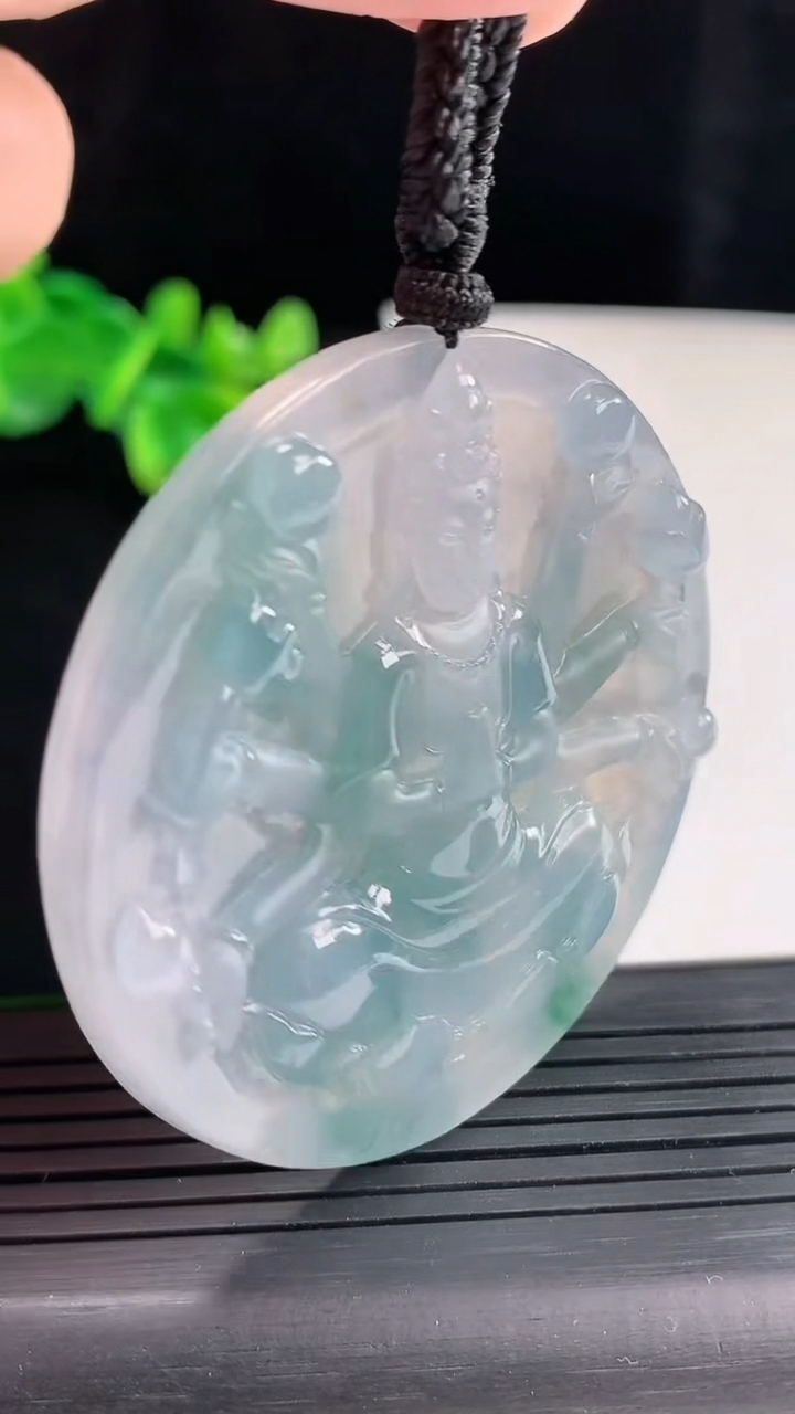天然A货翡翠种紫罗兰 飘花千手观音菩萨吊坠，尺寸53.8-6重量:39.44g
4月28日