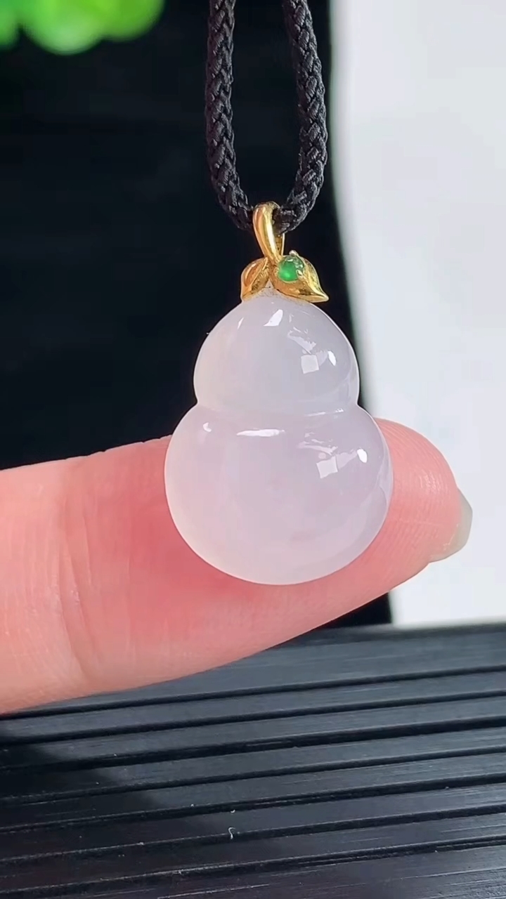 天然A货翡翠18k金紫罗兰葫芦吊坠，尺寸15.5-13-5.2重量:2.04g
4月28日