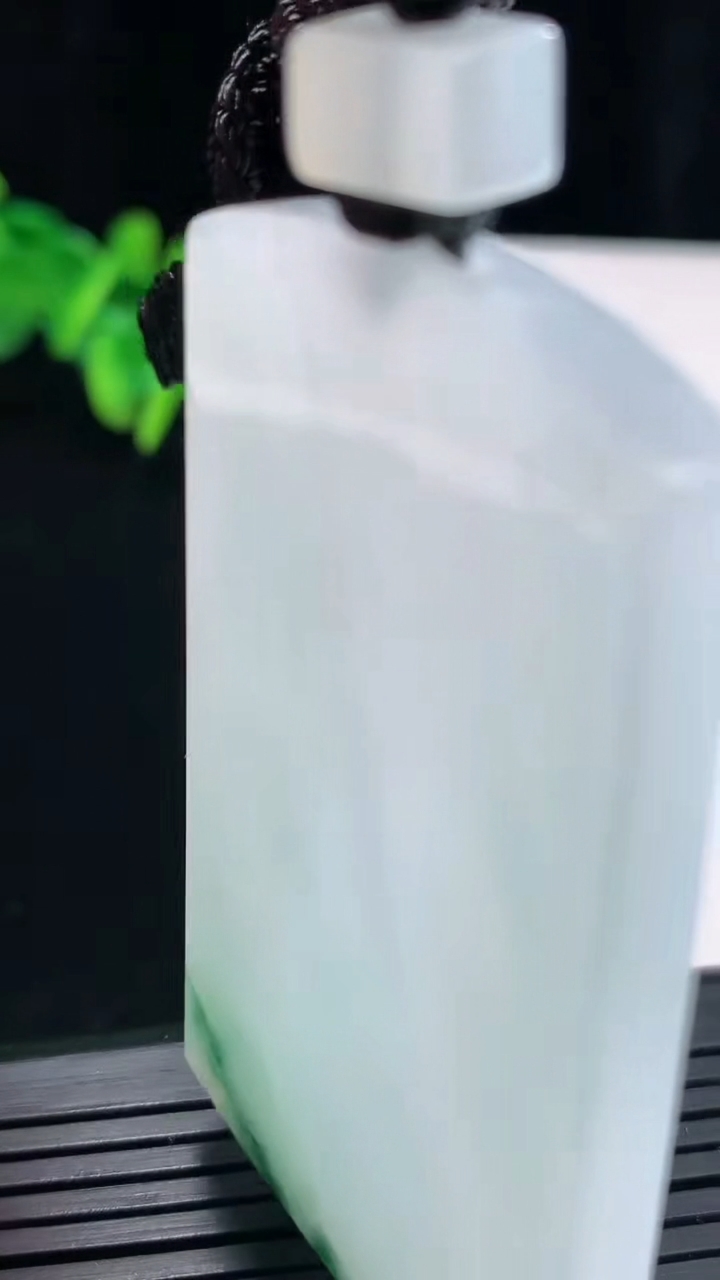 天然A货翡翠飘花无事牌吊坠，尺寸60.5-38-5.8重量:46.69g
4月28日