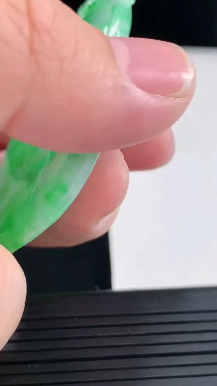 天然A货翡翠如意吊坠，尺寸60-36.6-5重量:24.73g
4月28日