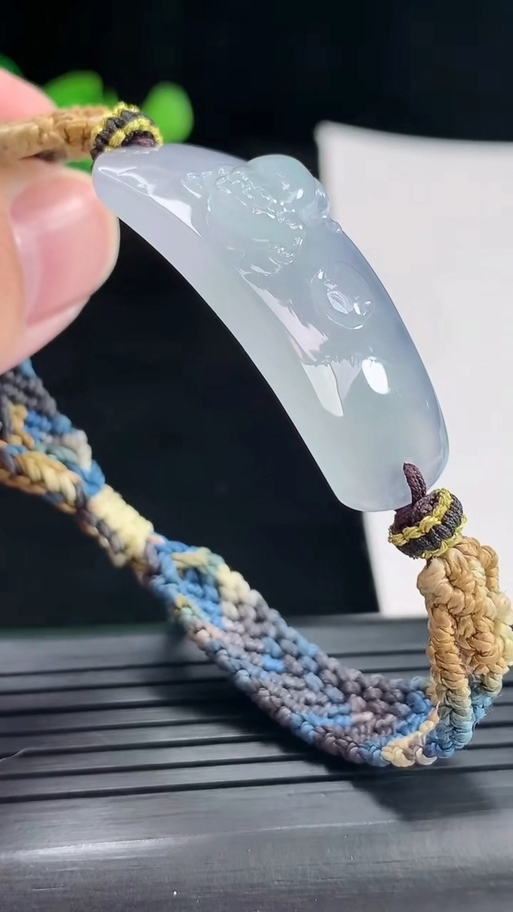 天然A货翡翠冰种飘花呱呱来财玉手牌，尺寸37-14.5-8.5重量:10.00g
4月28日