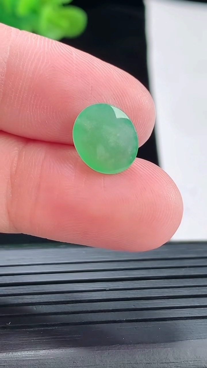 天然A货翡翠蛋面镶嵌件，尺寸12-10-3.8重量:0.72g
4月28日