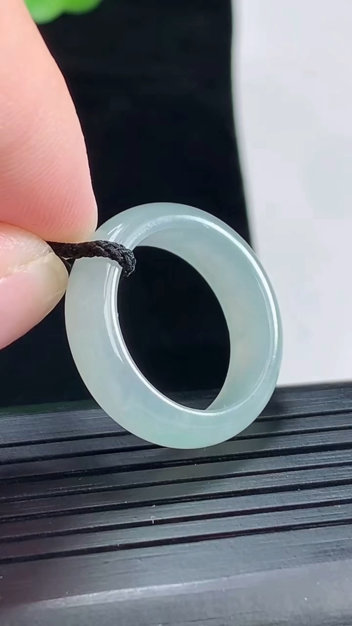 天然A货翡翠玉指环 戒指，尺寸18.6-6.2-3.2重量:4.00g2026年4月28日
工厂直销收藏佳品,种好水足，色泽均匀，有种有色，上手高大气！