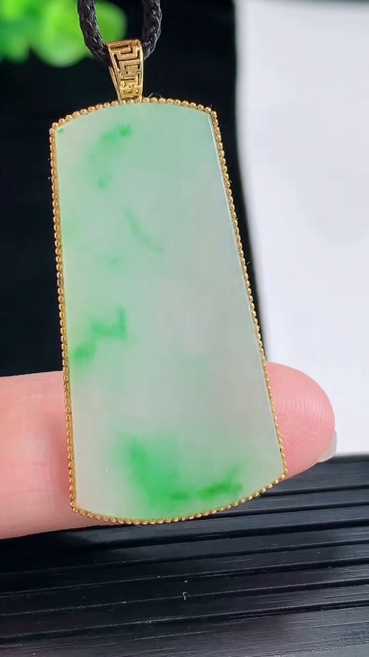 天然A货翡翠无事牌吊坠，尺寸43-20-2.2，裸石36-19重量:4.70g
4月28日