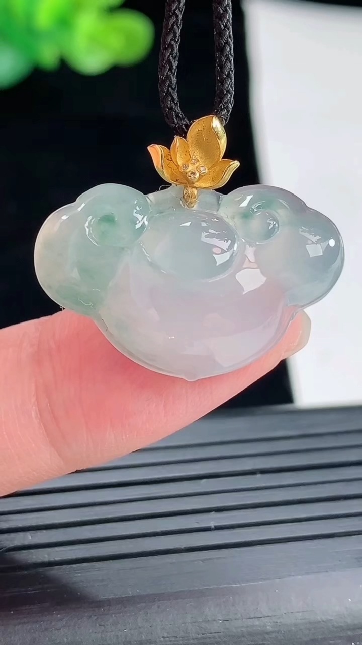 天然A货翡翠种飘花如意头吊坠，尺寸16-26.8-6重量:4.26g
4月28日