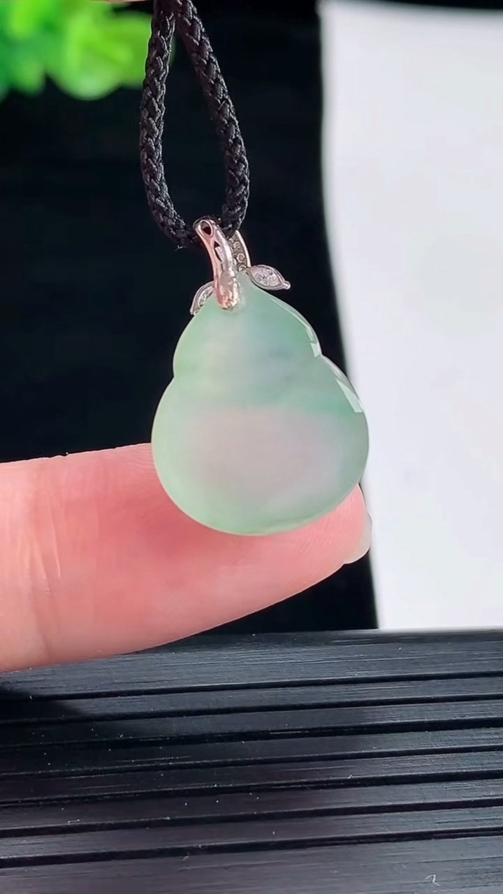 天然A货翡翠葫芦吊坠，尺寸14.5-14.5-6重量:2.36g
4月28日