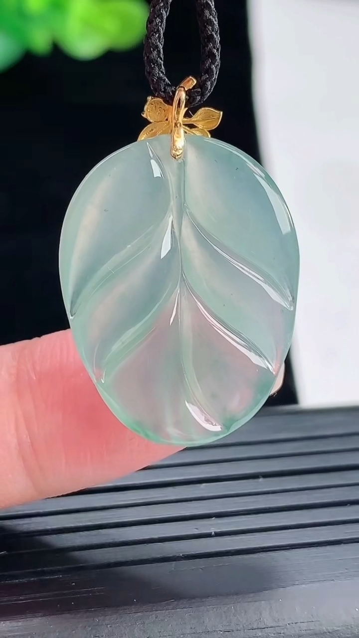 天然A货翡翠种飘花金枝玉叶 叶子吊坠，尺寸25-21-4.5重量:4.14g
4月28日