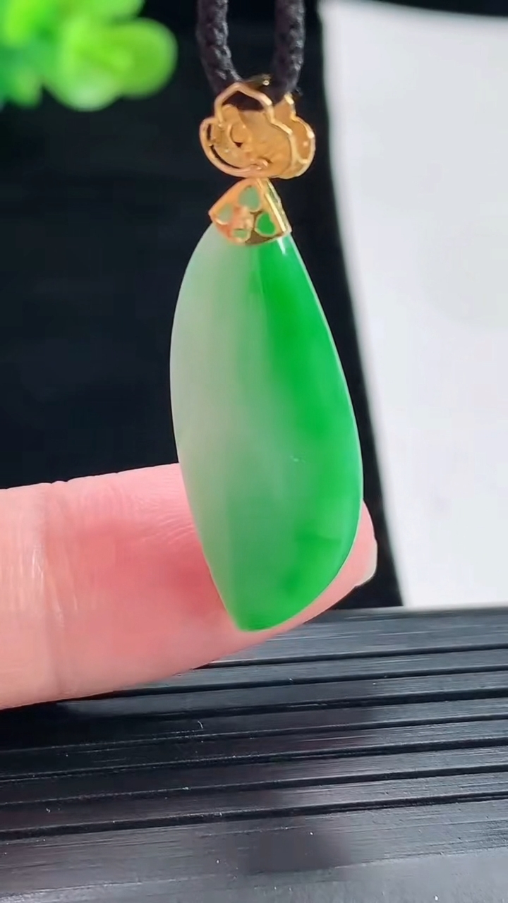 天然A货翡翠随形吊坠，尺寸31-13-5.5重量:4.15g
4月28日