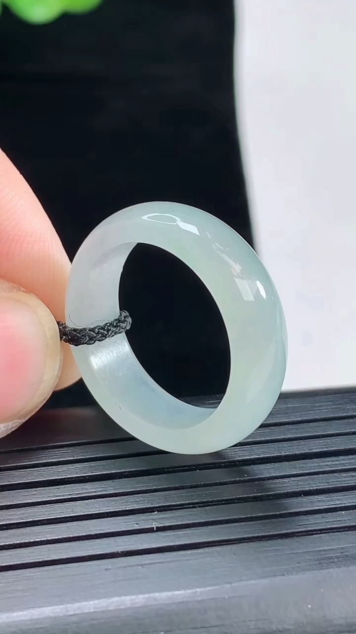 天然A货翡翠玉指环 戒指，尺寸18.6-6.2-3.2重量:4.00g2026年4月28日
工厂直销