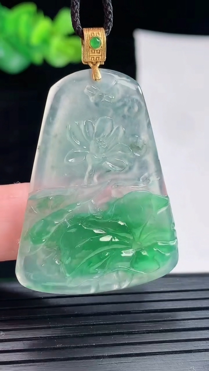 天然A货翡翠种飘飘和和美美 荷花吊坠，尺寸39.5-32.5-4.2重量:9.92g
4月28日