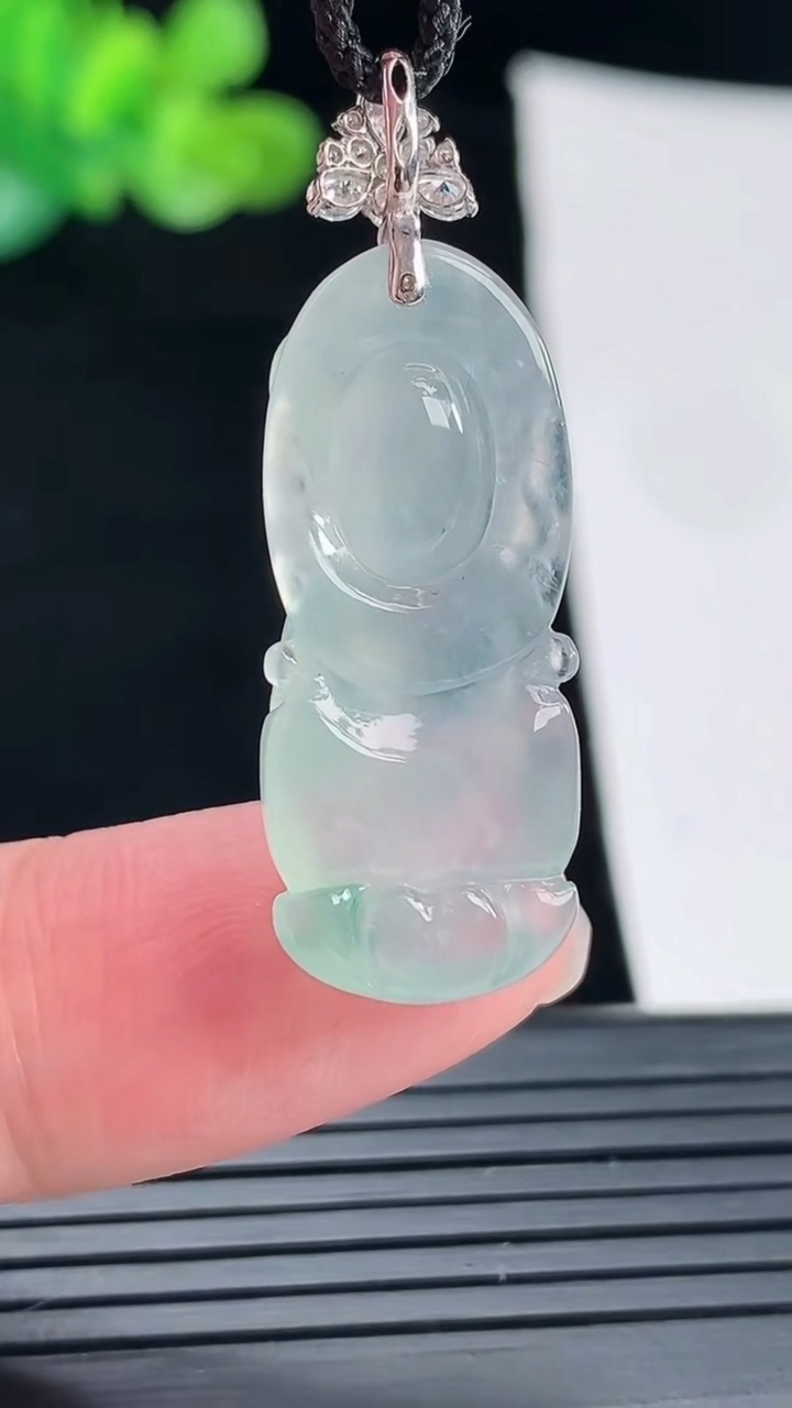 天然A货翡翠种飘花宝宝佛吊坠，尺寸29-12-8重量:5.19g
4月28日