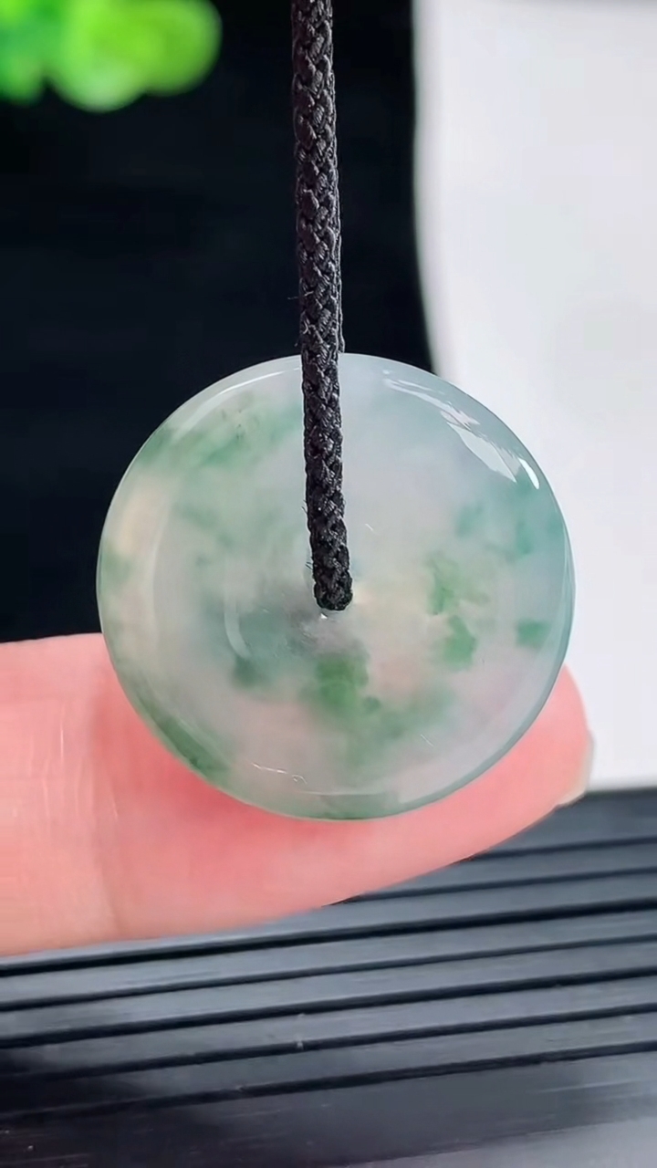 天然A货翡翠冰种飘花平安扣吊坠，尺寸21.6-4.5重量:4.23g
4月28日