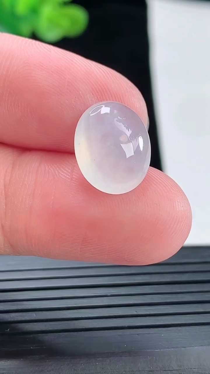 天然A货翡翠蛋面镶嵌件，尺寸14.5-11.5-5.6重量:1.50g
4月28日