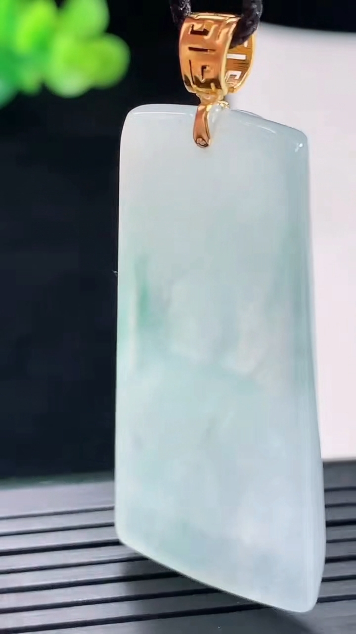 天然A货翡翠18k金飘花大日如来佛吊坠，尺寸47-22.5-6重量:14.08g
4月28日